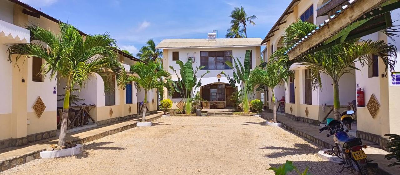 Simba Apartments Diani Beach Esterno foto