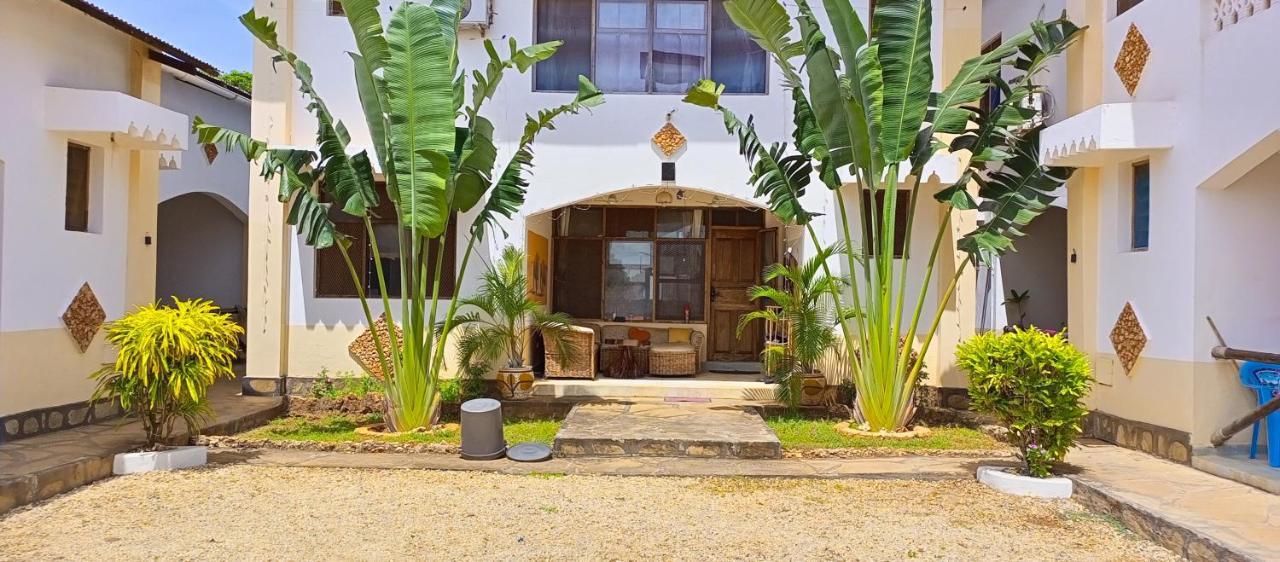 Simba Apartments Diani Beach Esterno foto